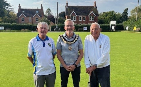 Mayor Andy Gilbert with Club President, Les Canfield (right) and Chairman Bill Giles (left)