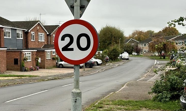 A new 20mph speed sign installed on Cromwell Ave, Thame